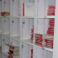 Ячейки стеллажей для хранения медицинских карт в поликлинике
