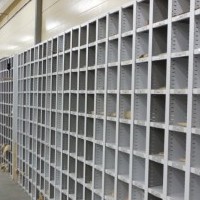 Ячеистый стеллаж для хранения сменного инструмента в производственном помещении
