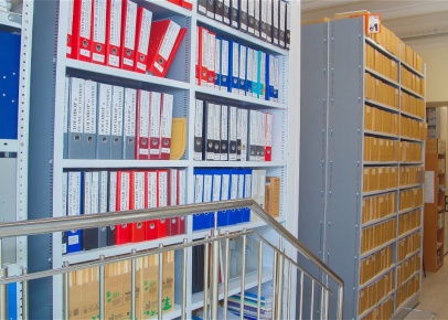 Стеллаж архивный для папок в офисе