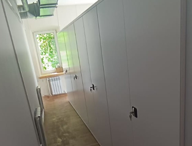 стеллажи с распашными дверями