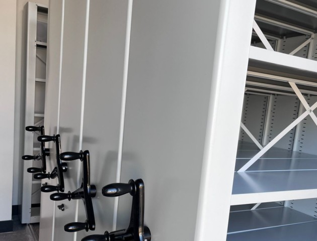 Передвижные стеллажи для библиотеки школы