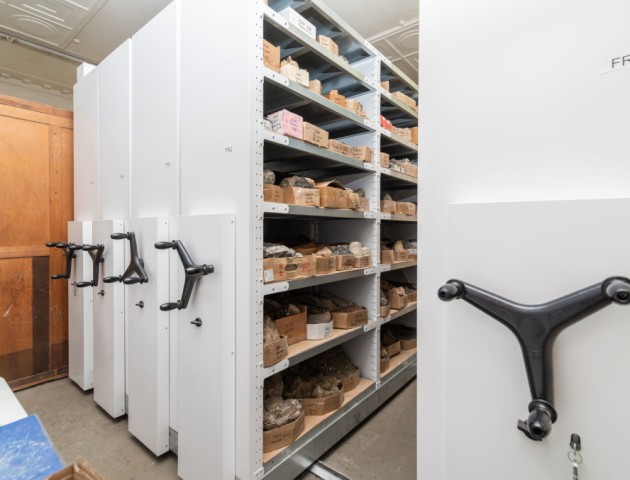 Стеллажи для ценных природных минералов