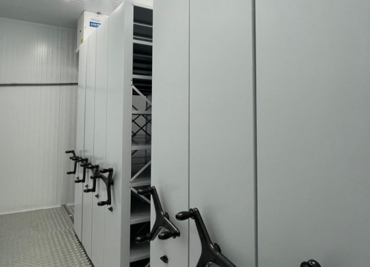 Система мобильных стеллажей