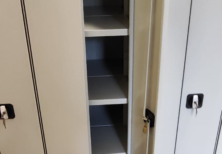 стеллажи с дверями и ячейками